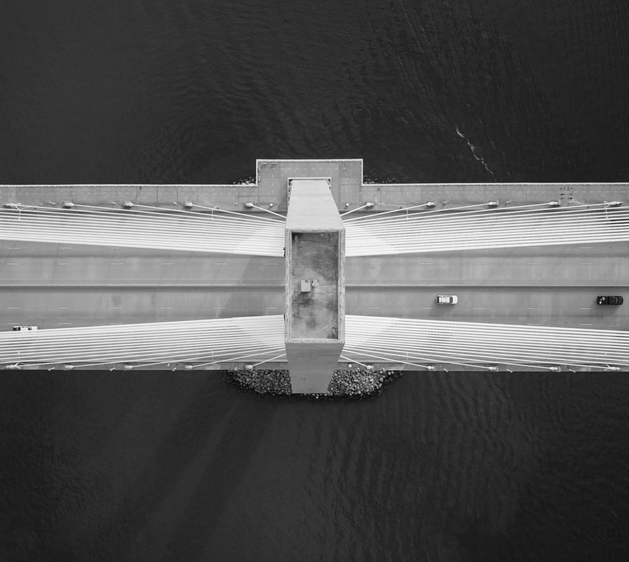 Symmetrical bridge structure